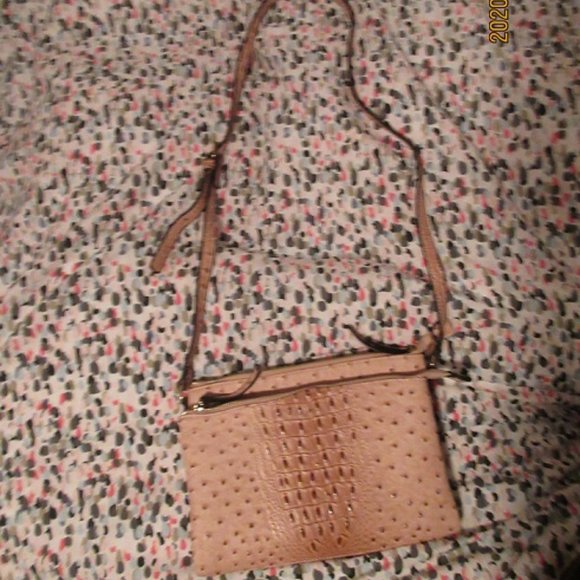 Pink alligator print purse - Picture 3 of 6
